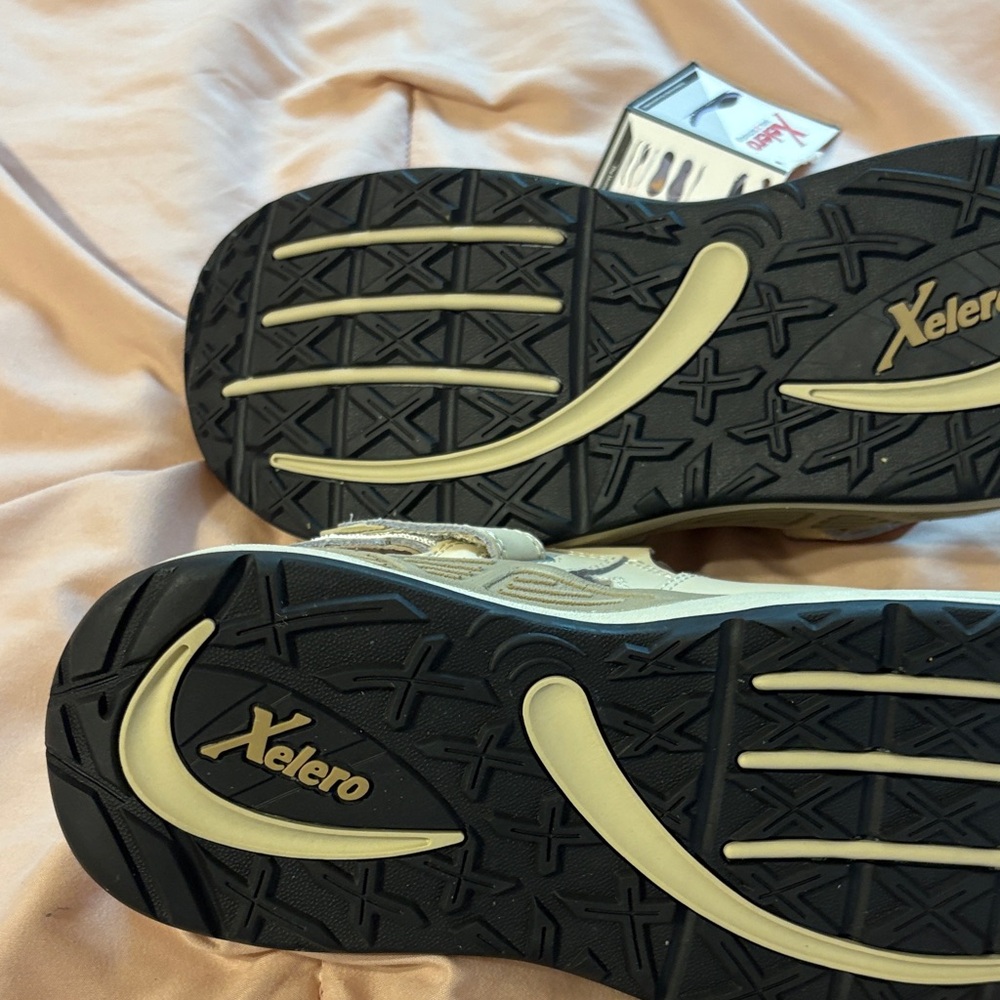 XELERO Athletic Sandals - Cream straps NWT - Picture 8 of 16